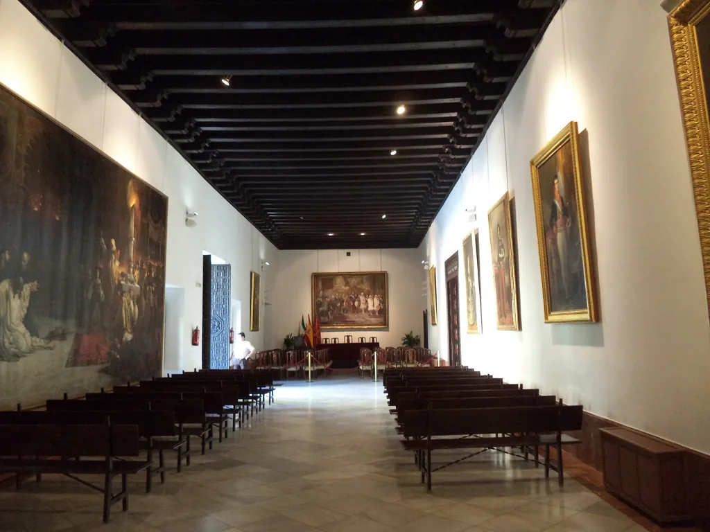 Der Cuarto del Almirante, ein langer Saal mit Gemälden unter einer dunklen Balkendecke