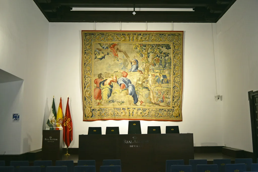 Ein großer Wandteppich über Stuhlreihen im Admiralsquartier