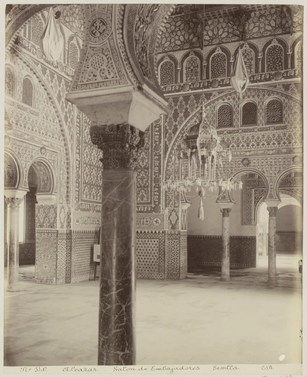 Une photographie du XIXe siècle de la salle des Ambassadeurs, colonnes et arcs en sépia