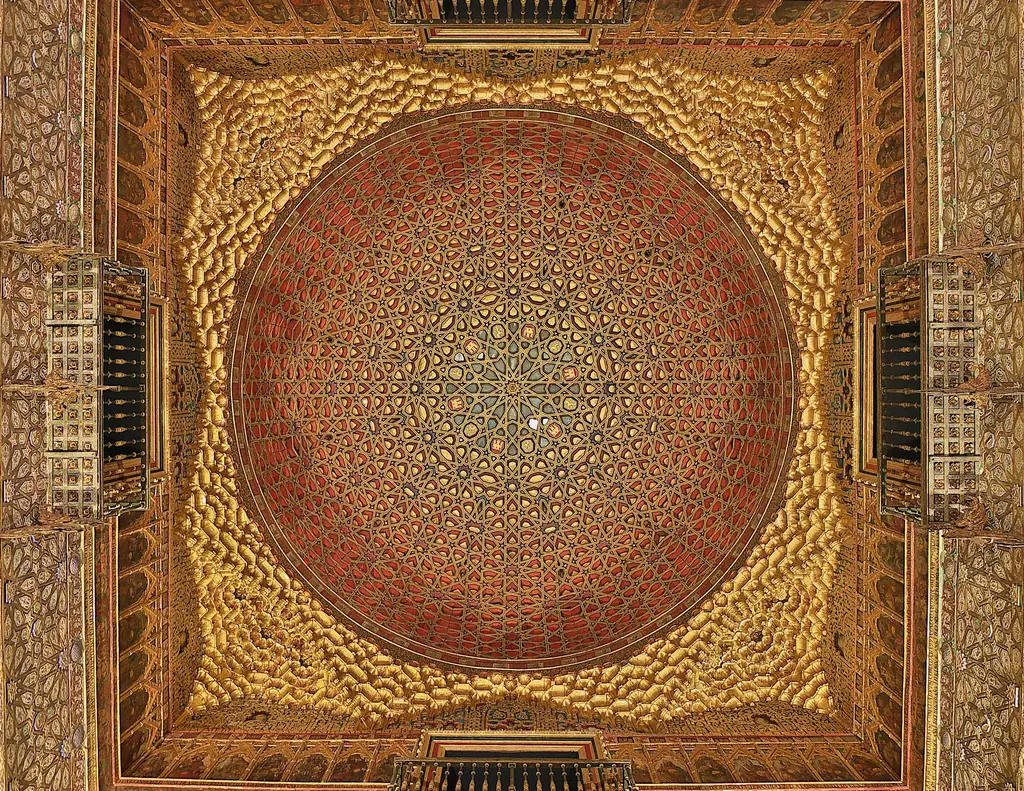 Die Kuppel des Botschaftersaals in ihrer quadratischen Decke, Muqarnas füllen die Ecken zwischen Quadrat und Kreis
