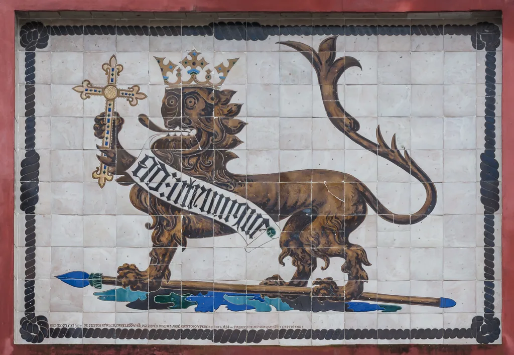 Eine Fliesentafel mit einem gekrönten Löwen, der ein Banner hält, in Blau und Weiß gerahmt