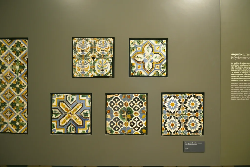Gerahmte Musterfliesen an einer Wand, jede mit einem anderen geometrischen Muster