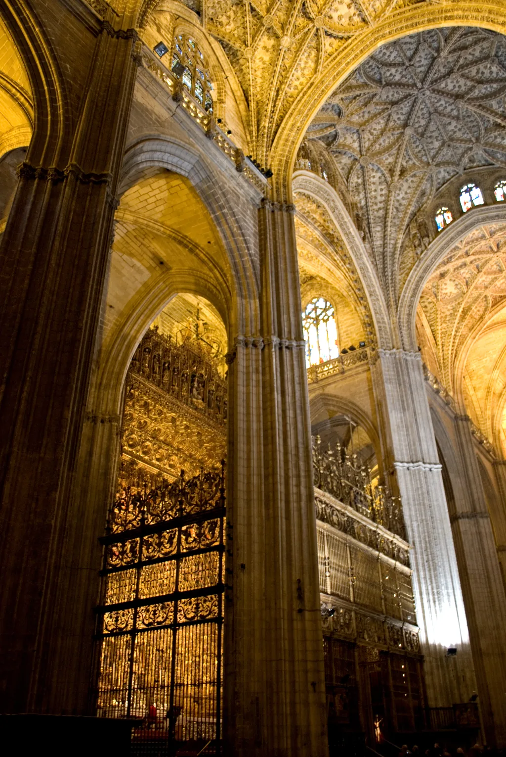 Die Vierung der Kathedrale von Sevilla, hohe Pfeiler steigen ins Dunkel