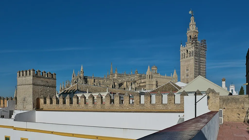 Die Kathedrale von Sevilla und die Giralda über den Dächern, aus dem Alcázar gesehen