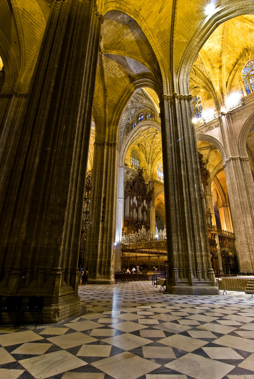 Das Langhaus der Kathedrale von Sevilla mit Blick auf den Chor und seine dunkle Holzdecke