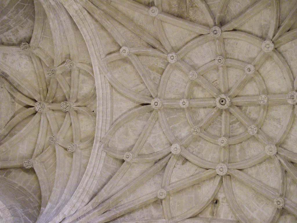 Das Rippengewölbe der Kathedrale von Sevilla, direkt von unten gesehen