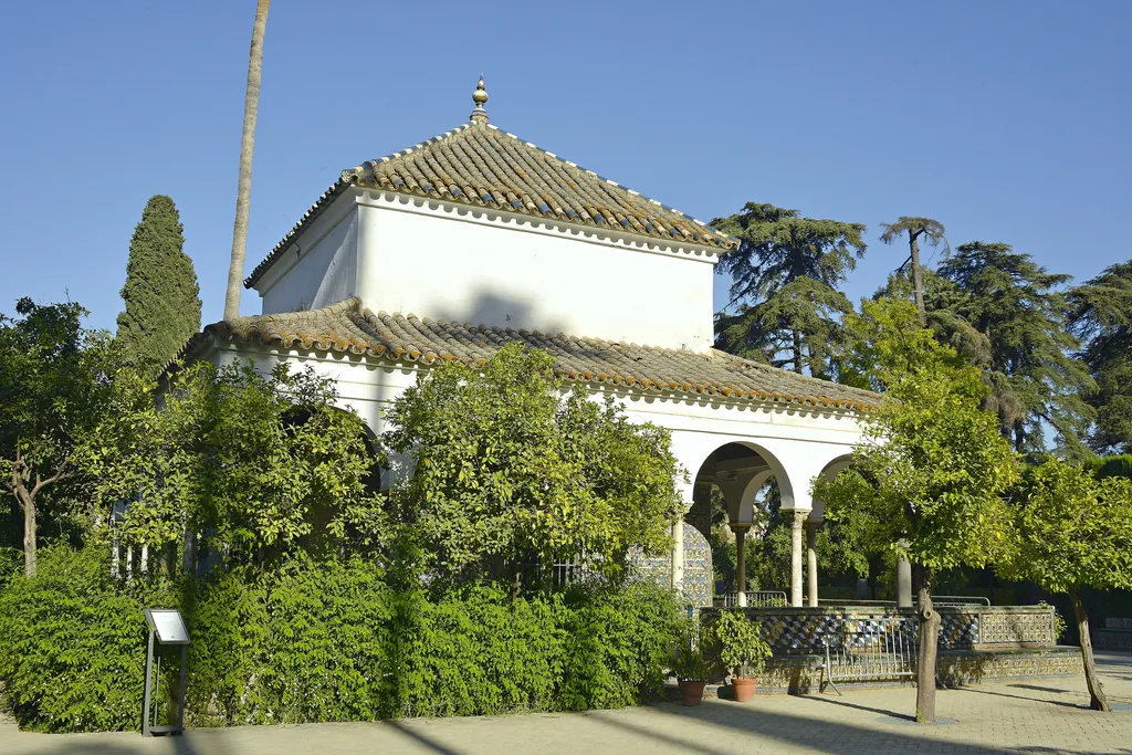 Der geflieste Pavillon des Cenador de Carlos V zwischen Hecken in den Alcázar-Gärten