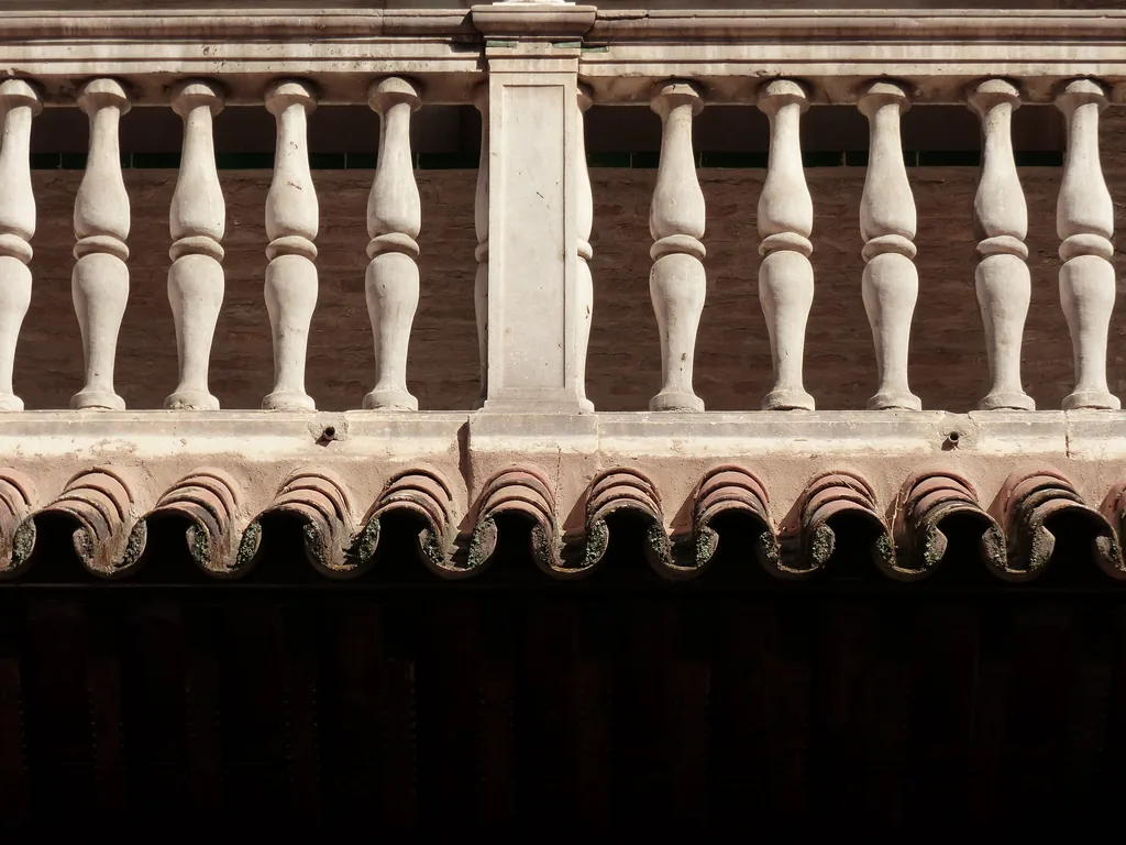 Nahaufnahme der Marmorbalustrade und der Bögen der oberen Galerie des Patio de las Doncellas