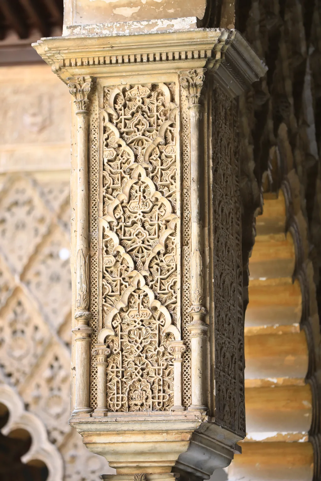 Detail des tief geschnitzten Stucks an einem Pfeiler des Patio de las Doncellas