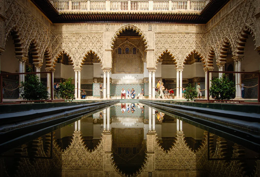 Das lange Becken des Patio de las Doncellas spiegelt die geschnitzte Arkade darüber