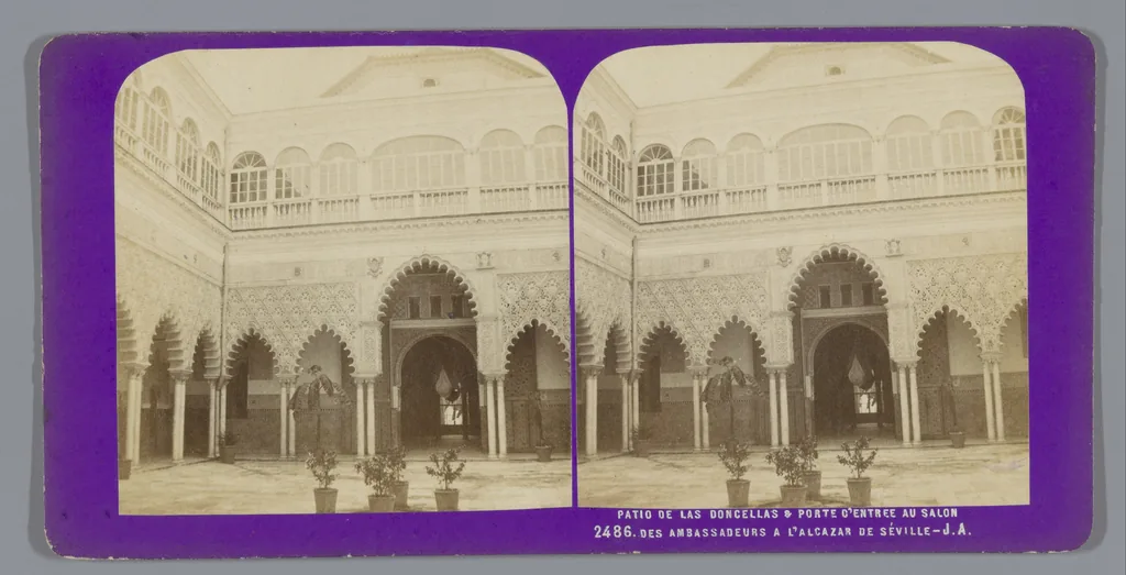Une carte stéréoscopique du XIXe siècle montrant deux vues du Patio de las Doncellas