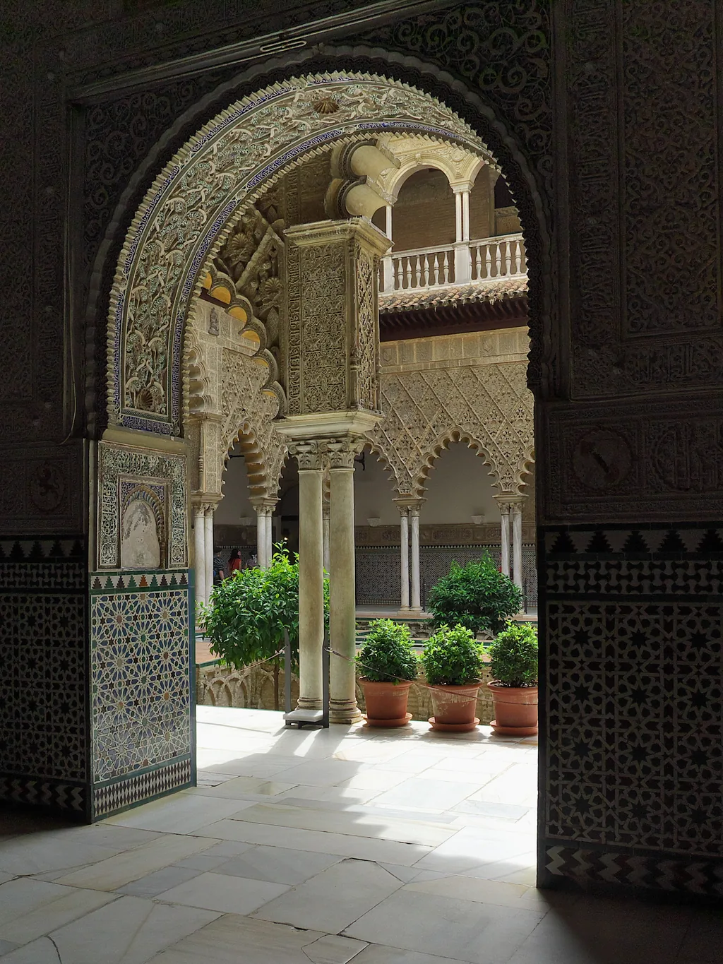 Der Patio de las Doncellas durch einen Hufeisenbogen aus einem Nachbarraum gesehen