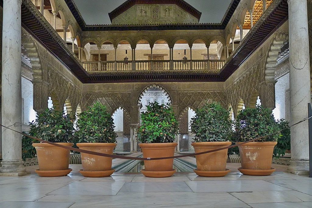 Die obere Galerie des Patio de las Doncellas mit Terrakottatöpfen entlang der Arkade