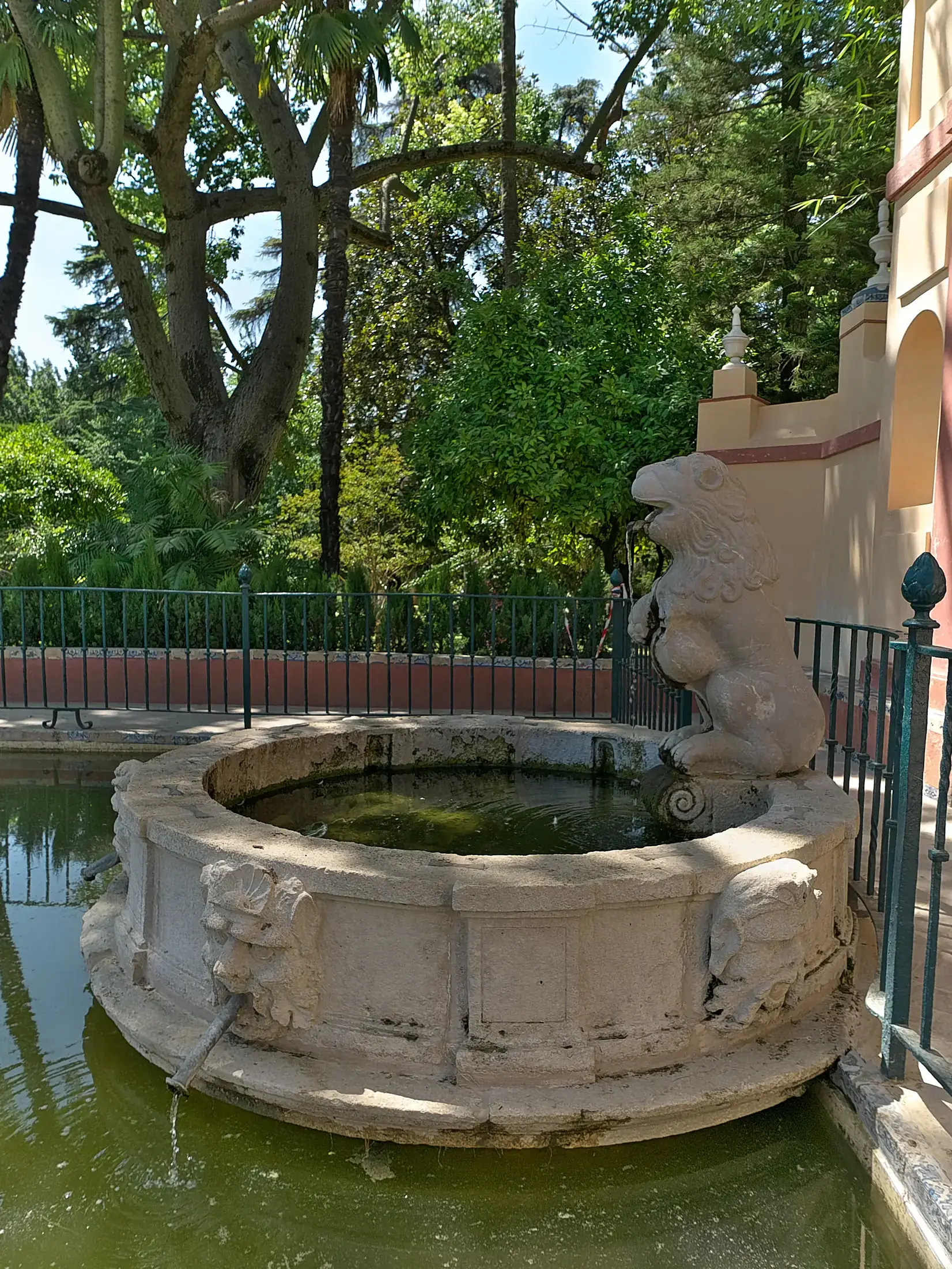 Ein Brunnenbecken in den Gärten des Real Alcázar