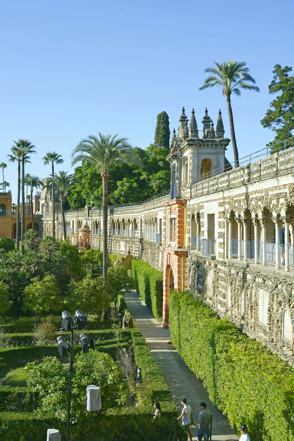 Ein langer Blick die erhöhte Galeriemauer über den Alcázar-Gärten entlang