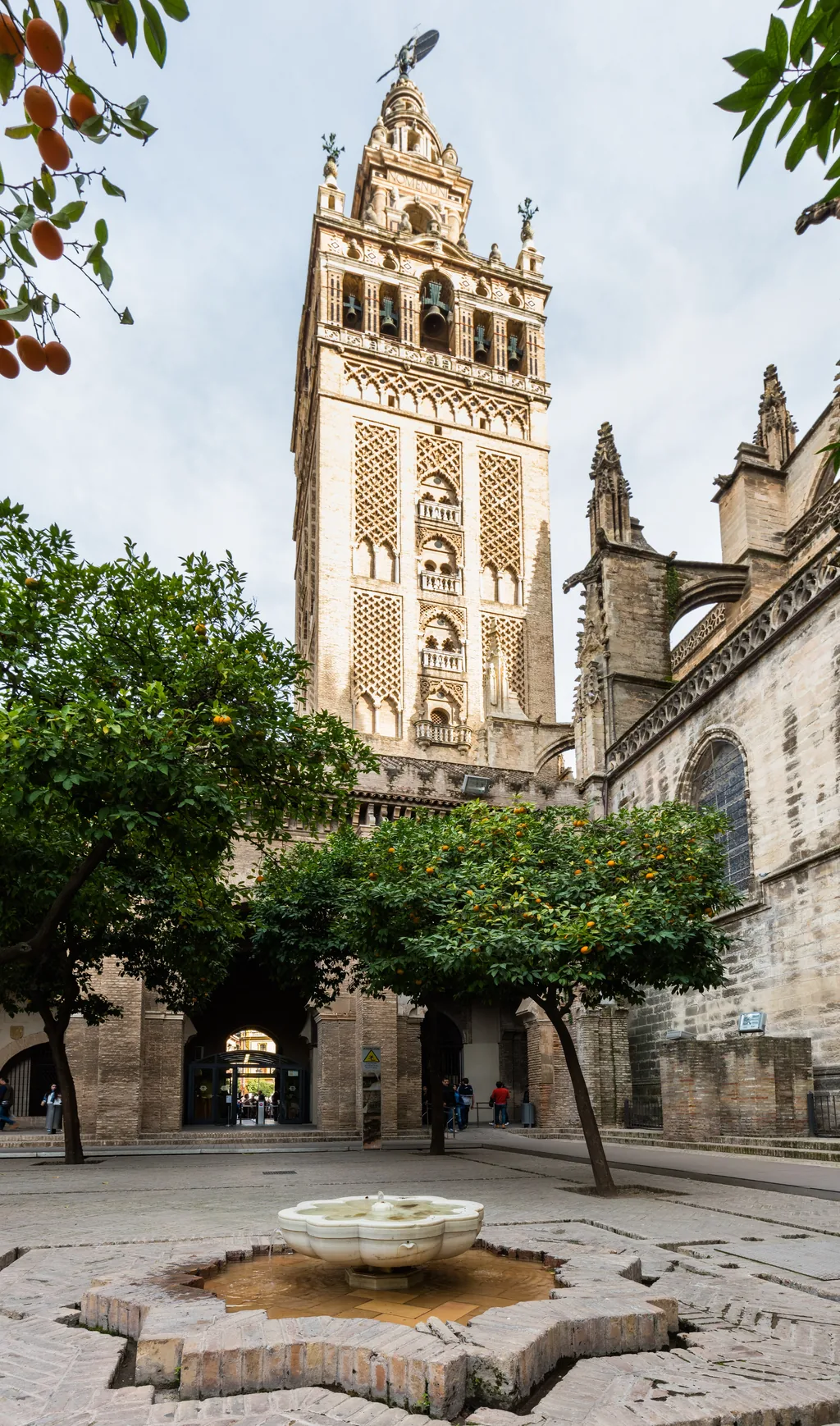 Die Giralda über den Orangenbäumen und dem Brunnen des Patio de Banderas
