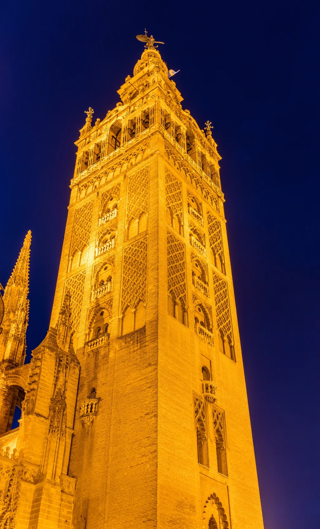 Die Giralda angestrahlt vor einem tiefblauen Abendhimmel