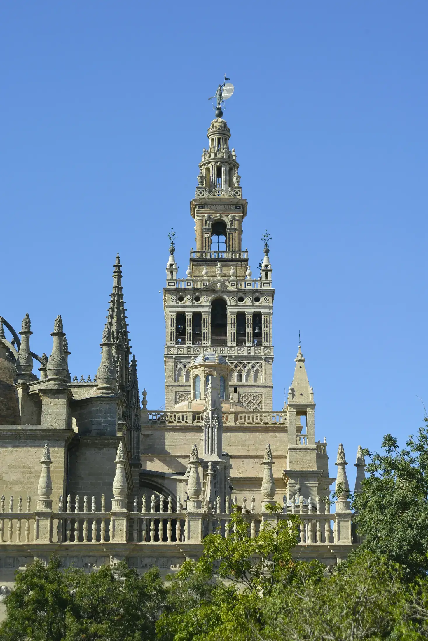 Die Giralda und die gotische Dachlinie der Kathedrale von Sevilla, der Renaissance-Glockenstuhl krönt das almohadische Minarett