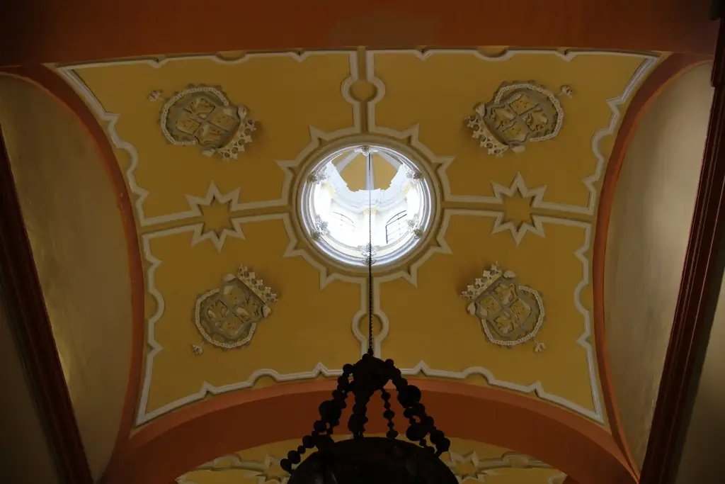 Laterne und Gewölbe des Salón de los Tapices, ein Eisenleuchter hängt unter dem verglasten Oculus