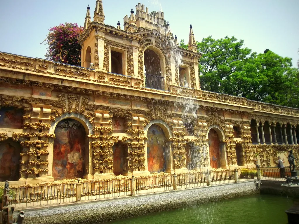 Die rustizierte Mauer der Galería del Grutesco über einem grünen Gartenbecken