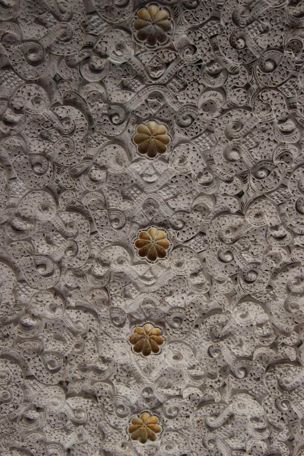 Detail der geschnitzten Stuckwand der Sala de la Justicia