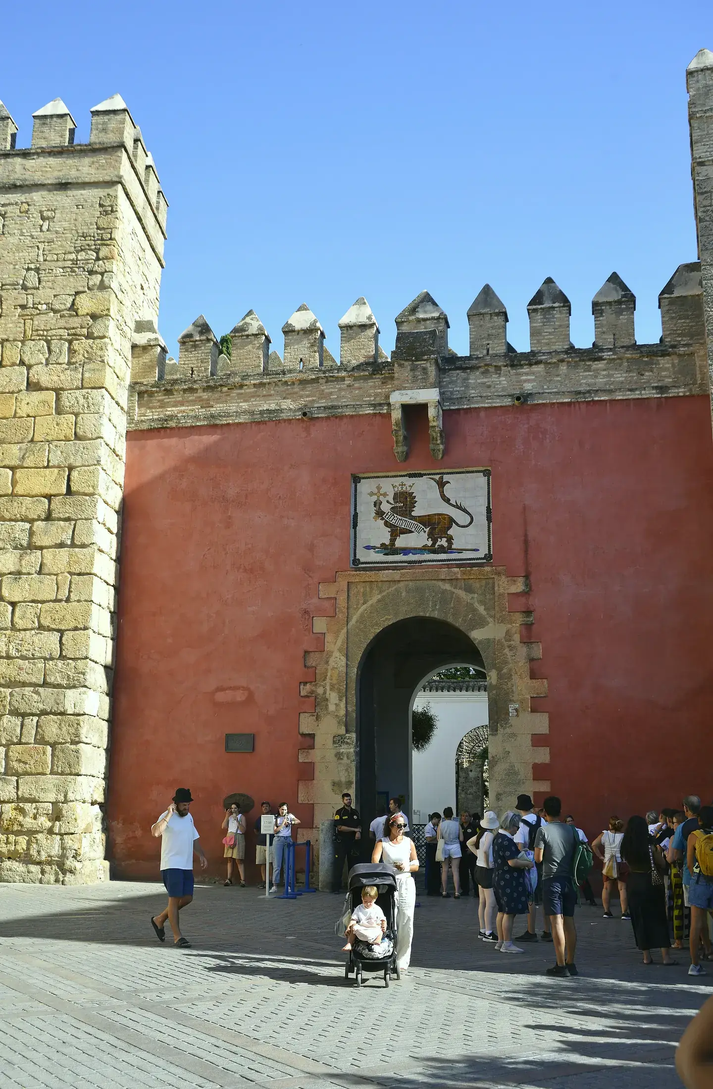 Die Puerta del León, der Besuchereingang zum Real Alcázar, mit roter Wand und Zinnenkrone