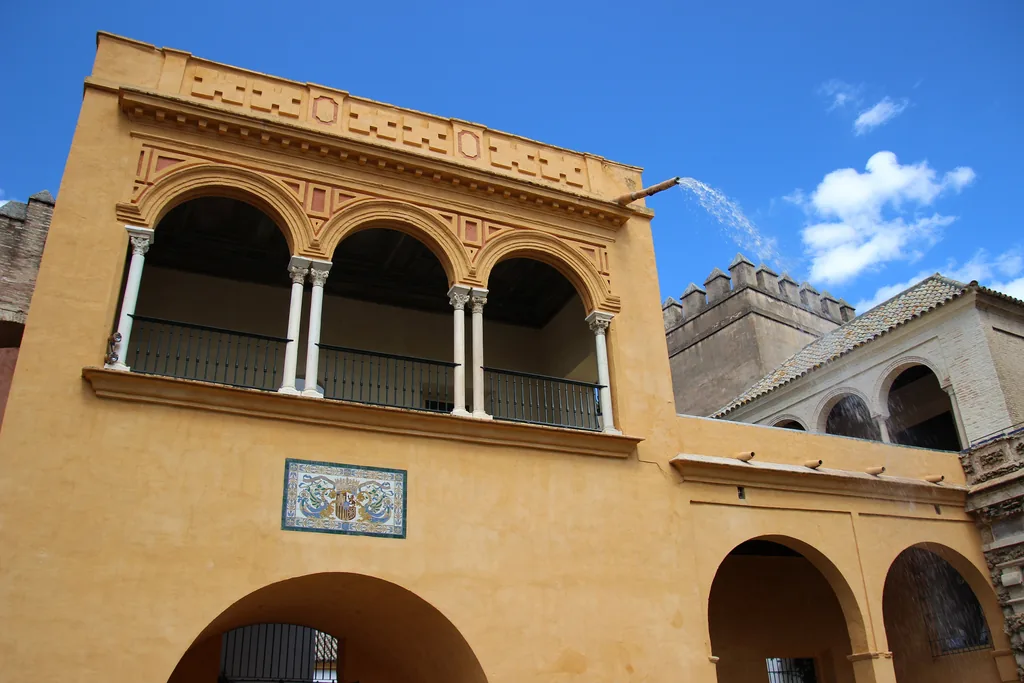 Die Arkadenloggia über dem Estanque de Mercurio, von unten gegen den Himmel gesehen