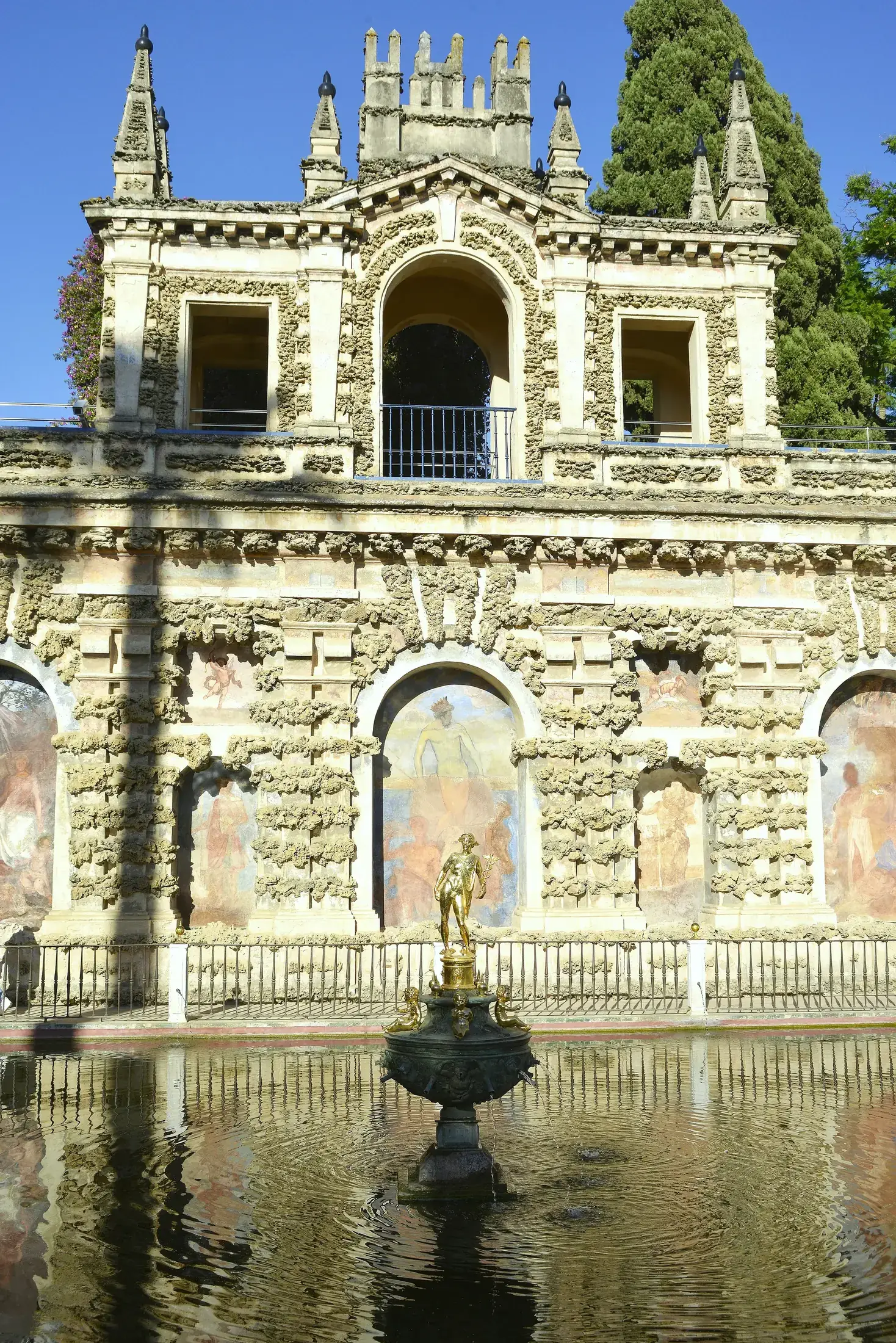 Das Merkurbecken mit der Grottenwand dahinter, der bronzene Merkur auf seinem Sockel in der Mitte