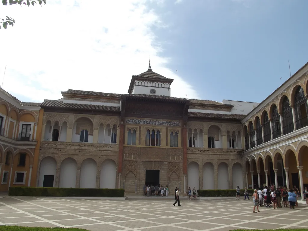 Der weite Patio de la Montería mit der Palastfassade auf der gegenüberliegenden Seite