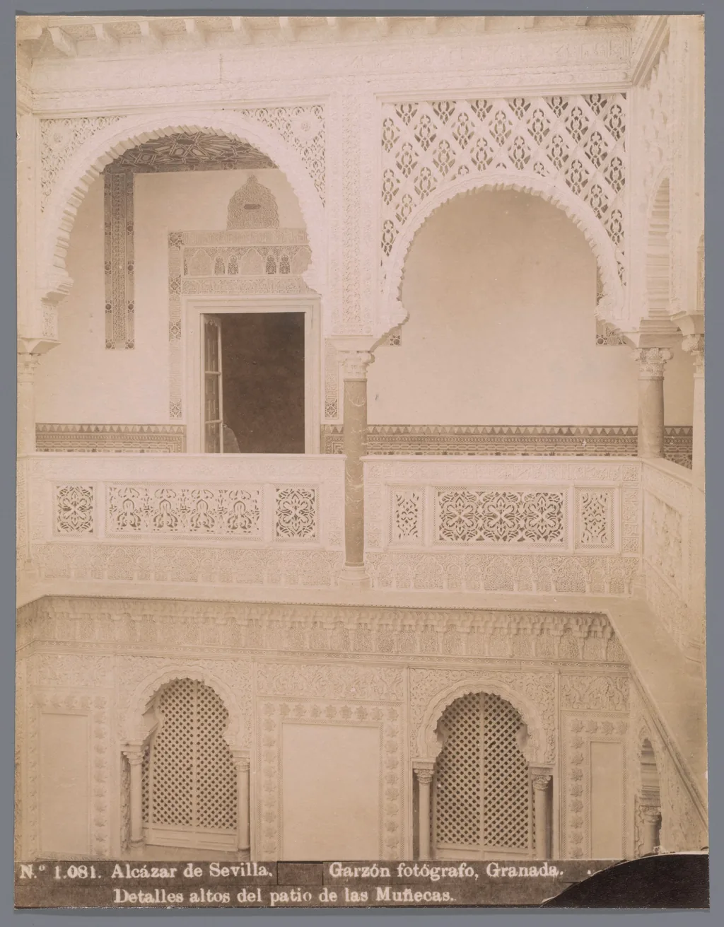 Une photographie du XIXe siècle du Patio de las Muñecas et de ses colonnes élancées