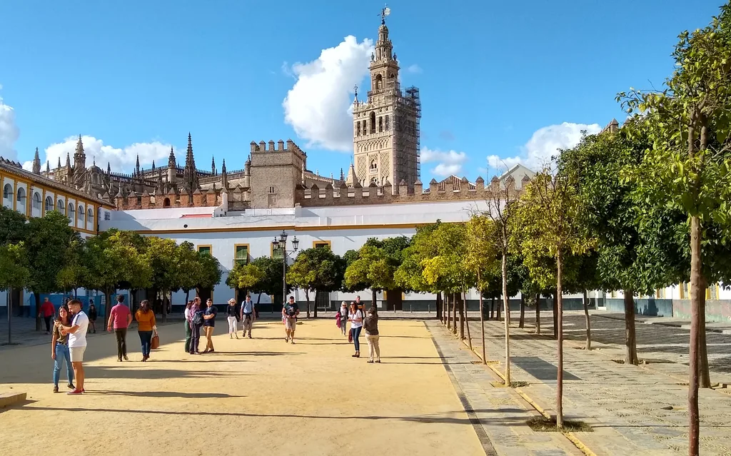 Der Patio de Banderas, ein weiter Platz mit Orangenbäumen, von hellen Gebäuden umschlossen