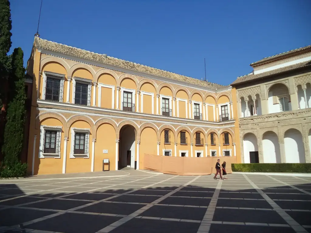Die Ostseite des Patio de la Montería, der Hof vor der Fassade des Palasts Peters I.
