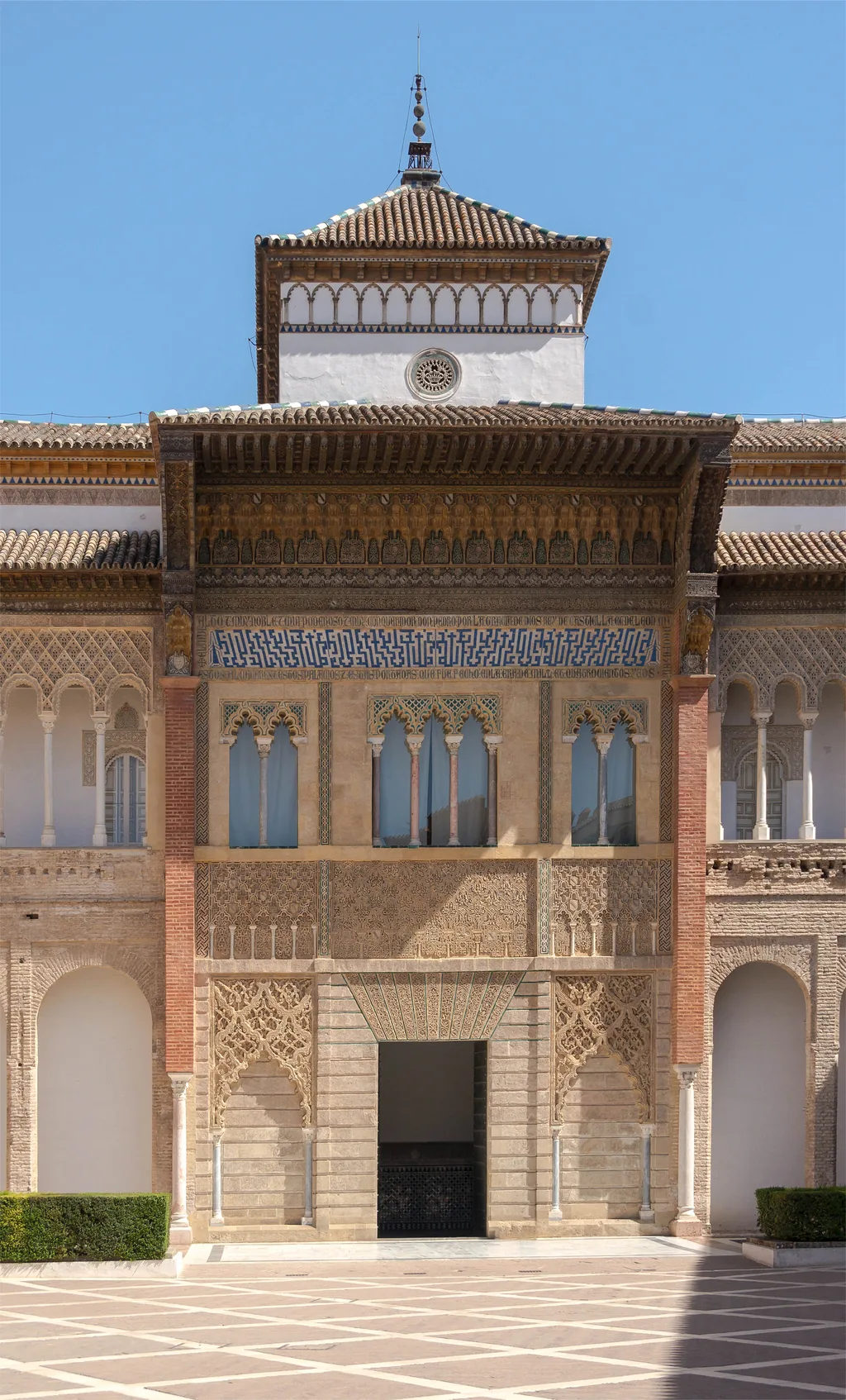 Die Fassade des Palasts Peters I. mit ihrem geschnitzten Dachvorsprung und dem gefliesten Inschriftband