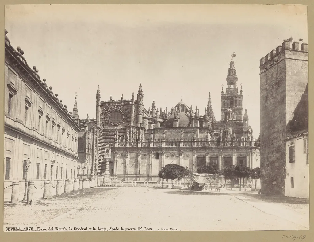 Une photographie du XIXe siècle de la Plaza del Triunfo avec la cathédrale et le mur de l'Alcázar