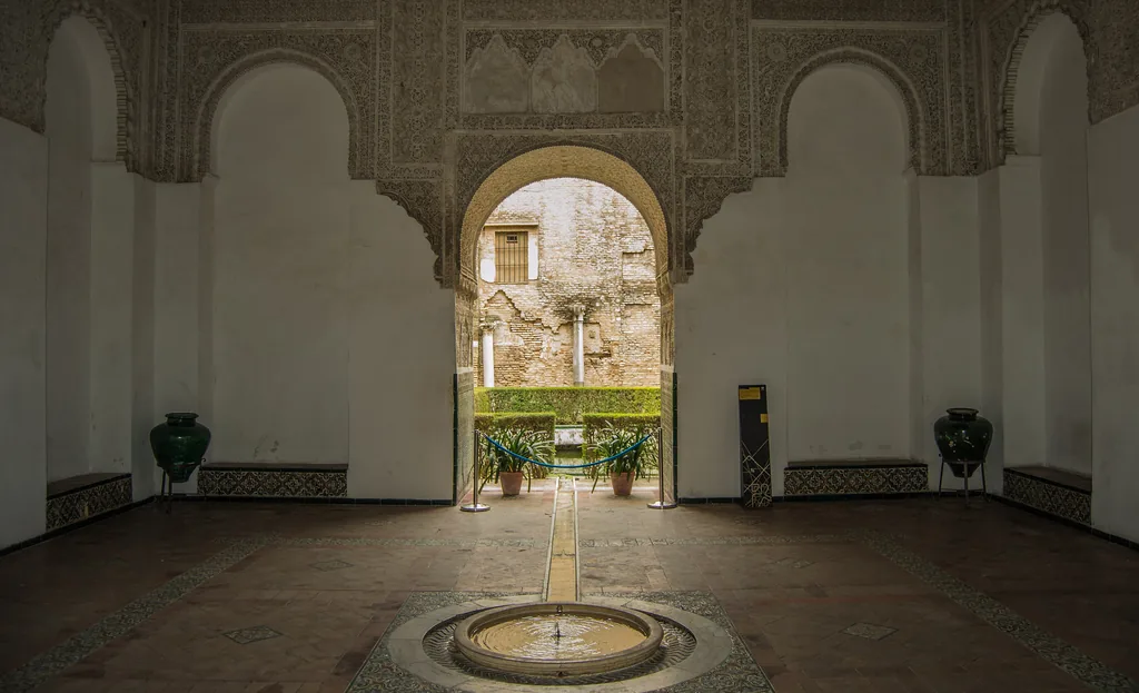 Die Sala de la Justicia, ein quadratischer Mudéjar-Saal mit einem kleinen Brunnen im Boden